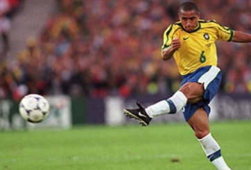 VIDEO: Cú sút kinh hoàng với mọi hàng thủ của Roberto Carlos